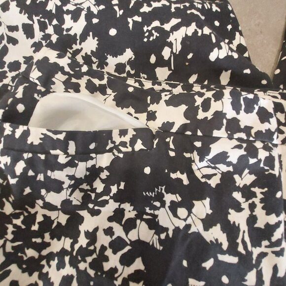 COLDWATER CREEK Women's Black and White Floral Capri Pants w/Pockets - Sz 12 - Picture 11 of 13